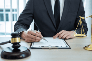 إدارة العقود القانونية والمناقصات